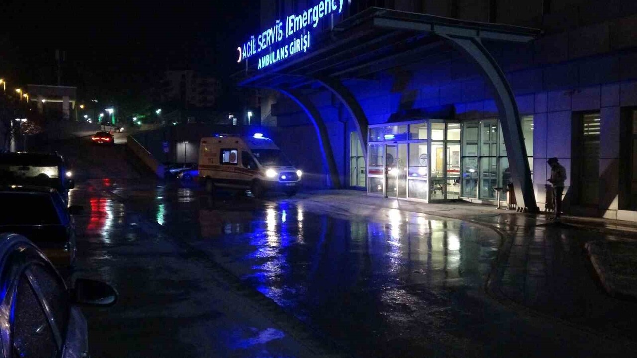 SİLAHLA YARALAYIP ARACINA ALDIĞI ŞAHSI YOL KENARINA ATIP KAÇTI