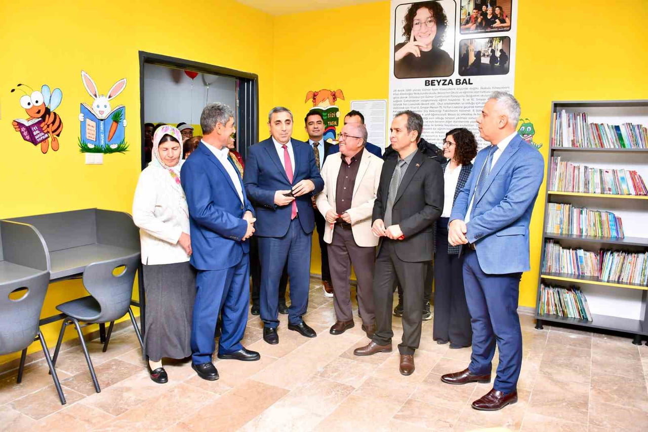 SİLİFKE’NİN GÖKSU İLKOKULU’NDA BEYZA BAL KÜTÜPHANESİ HİZMETE AÇILDI