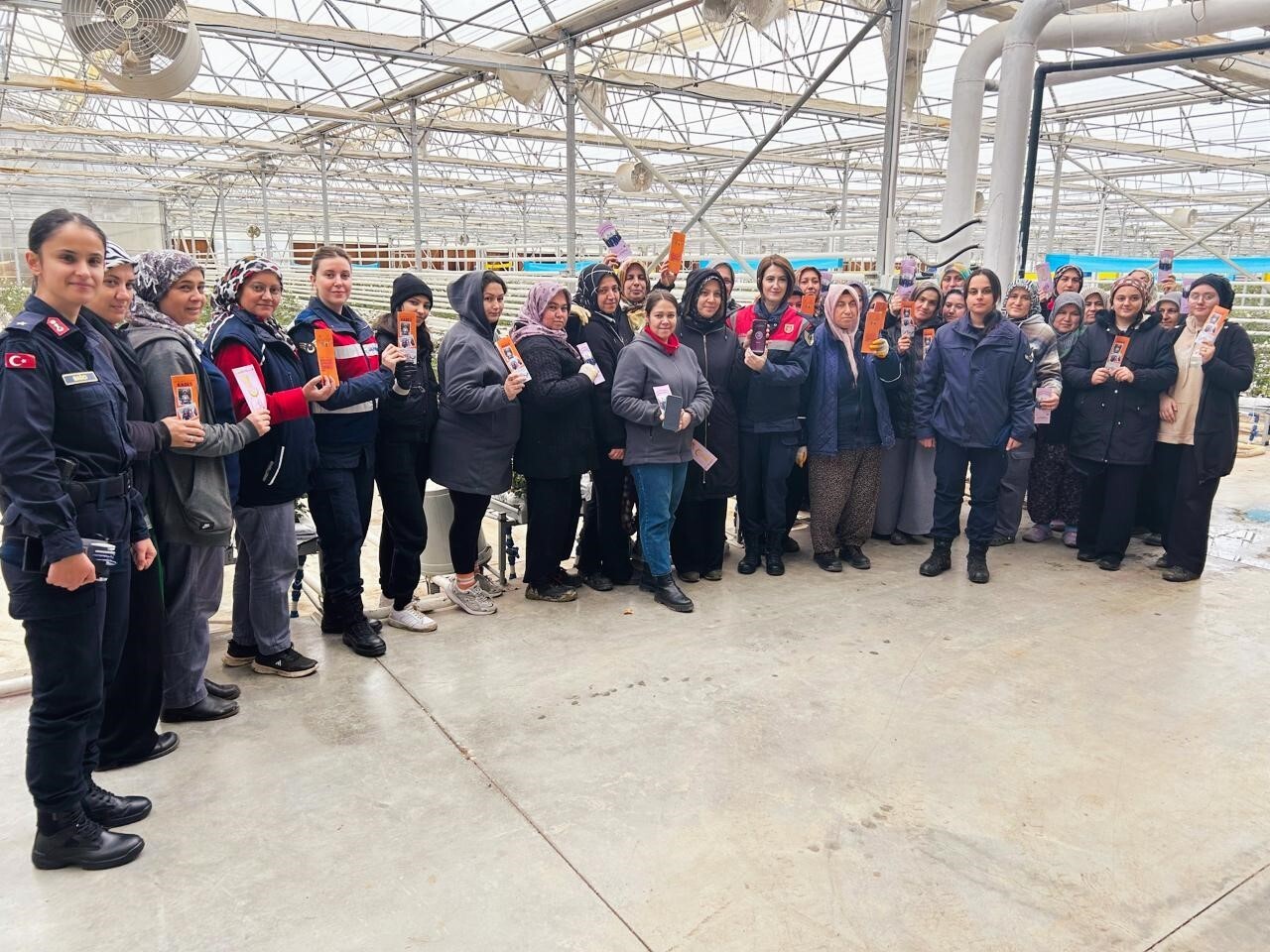 SİMAV’DA SERA ÇALIŞANI 54 KADINA KADES TANITILDI