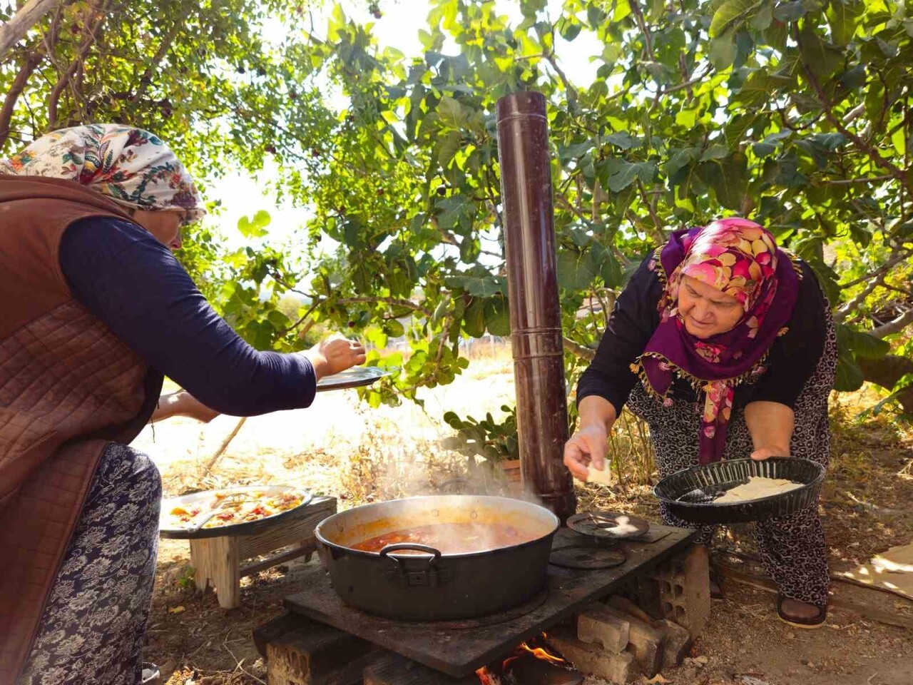 SINDIRGI'DA İMECE KÜLTÜRÜNÜN EN LEZZETLİ ÖRNEKLERİNDEN BİRİ OLAN TARHANA BEZDİRMESİ YAPIMI İÇİN...