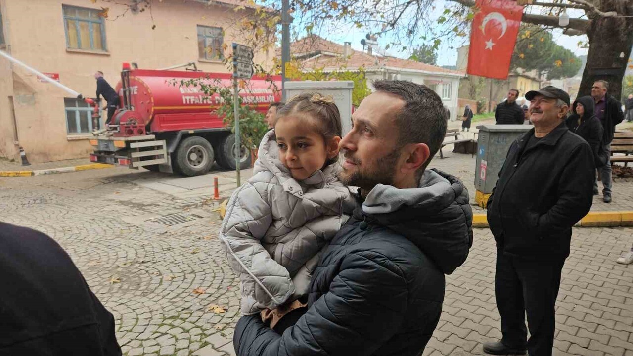 SINDIRGI’DA EVLERİN YIKILIŞINI HÜZÜNLÜ GÖZLERLE İZLEDİLER