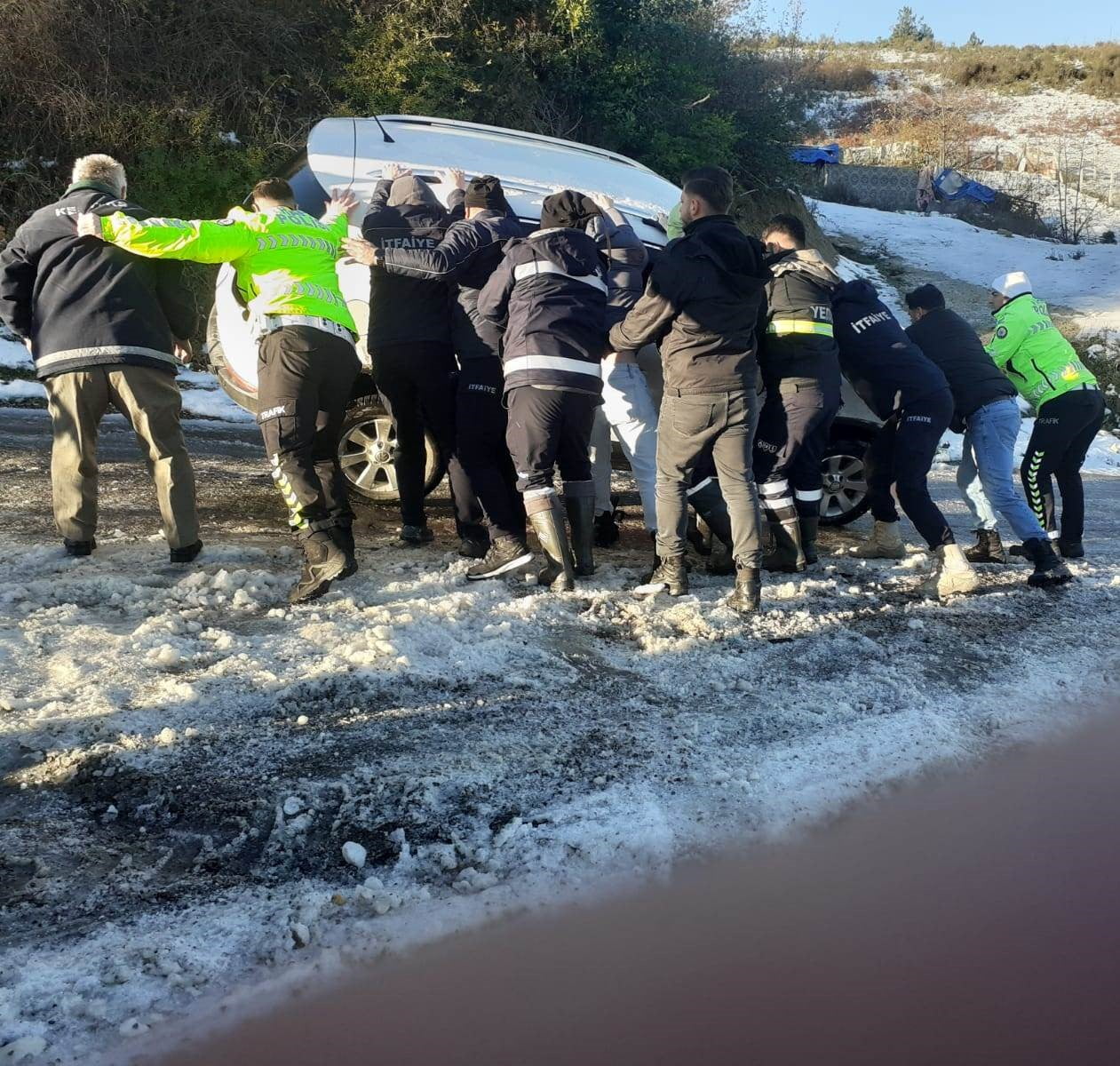 SİNOP'UN TÜRKELİ İLÇESİNDE BUZLANMA SEBEBİYLE MEYDANA GELEN TRAFİK KAZASINDA BİR OTOMOBİL YAN...
