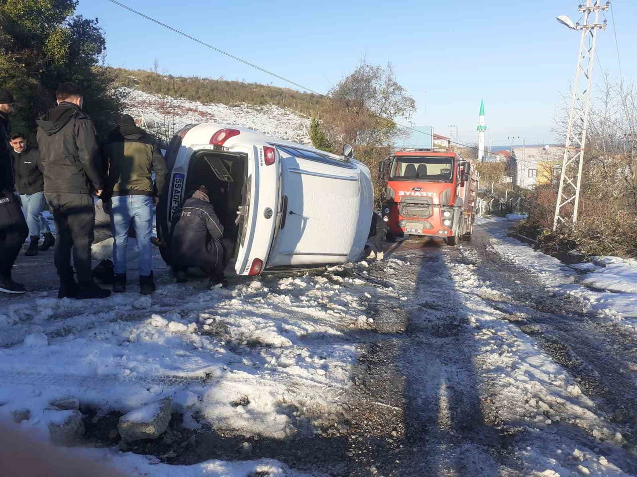 SİNOP'UN TÜRKELİ İLÇESİNDE BUZLANMA SEBEBİYLE MEYDANA GELEN TRAFİK KAZASINDA BİR OTOMOBİL YAN...