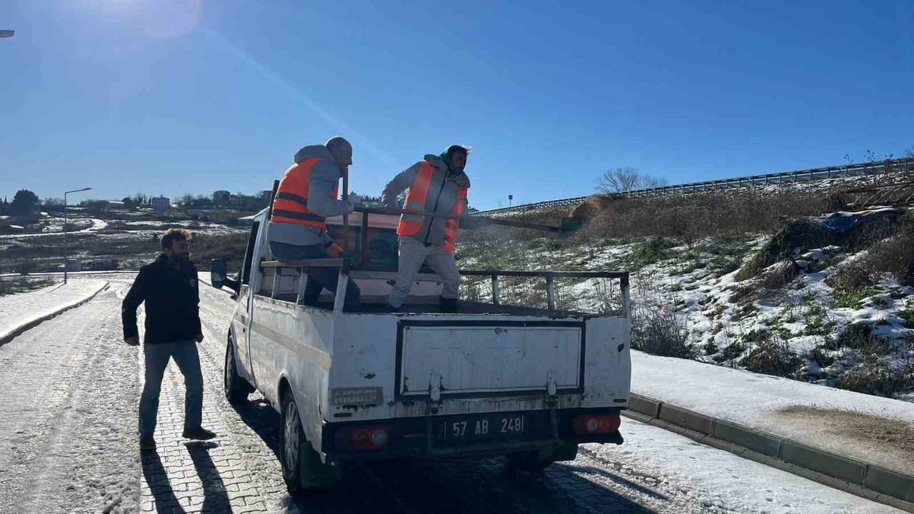 SİNOP BELEDİYESİ EKİPLERİ KENT GENELİNDE ETKİSİNİ GÖSTEREN KAR YAĞIŞI ARDINDAN TUZLAMA ÇALIŞMALARI...