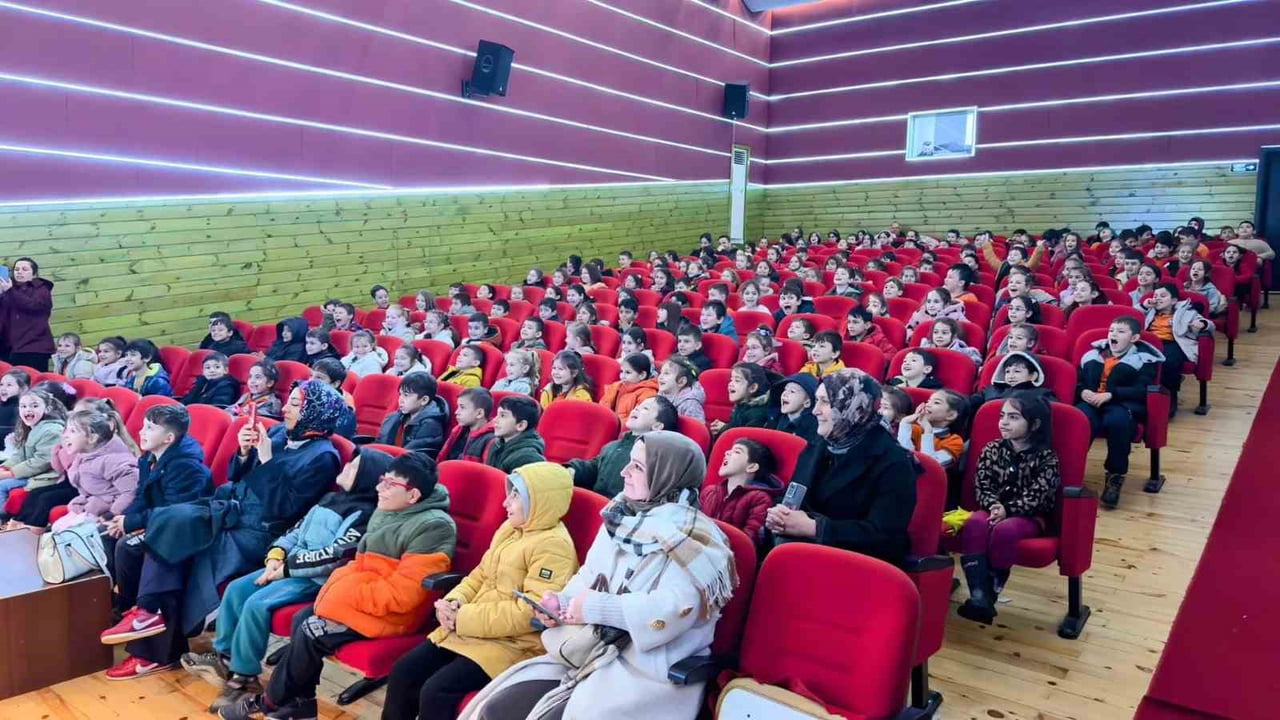 SİNOP’TA BU YIL İKİNCİSİ DÜZENLENEN "BORA GERİ DÖNÜŞÜM YOLUNDA" ADLI TİYATRO OYUNU, ÇOCUKLARDA...