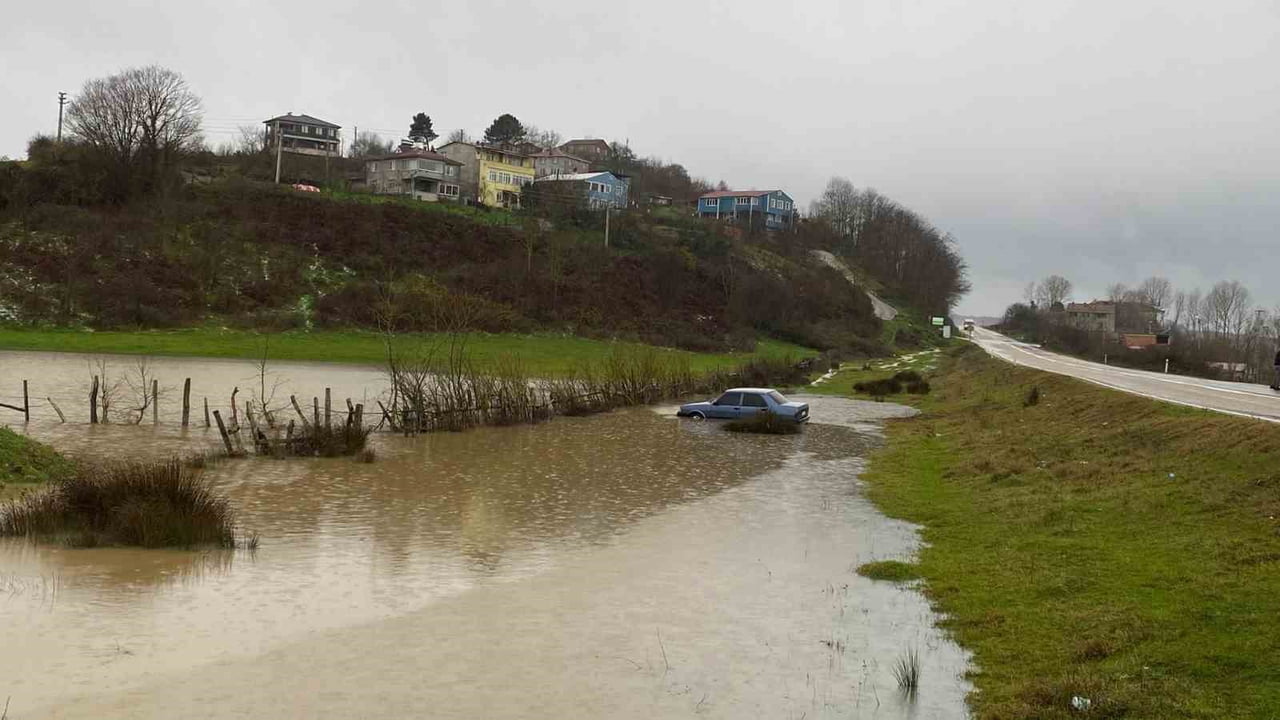 SİNOP’TA SAĞANAK YAĞIŞ SONRASI YOLDA OLUŞAN SU BİRİKİNTİSİ NEDENİYLE DİREKSİYON HAKİMİYETİNİ...