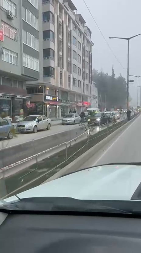 SİNOP’UN BOYABAT İLÇESİNDE 3 OTOMOBİLİN KARIŞTIĞI ZİNCİRLEME TRAFİK KAZASINDA ARAÇLARDA MADDİ...