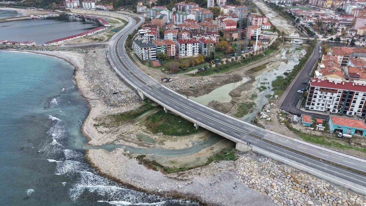 SİNOP’UN TÜRKELİ İLÇESİNDE YAPIMI TAMAMLANAN SAHİL YOLUNUN ULAŞIMA AÇILDIĞI AÇIKLANDI.
