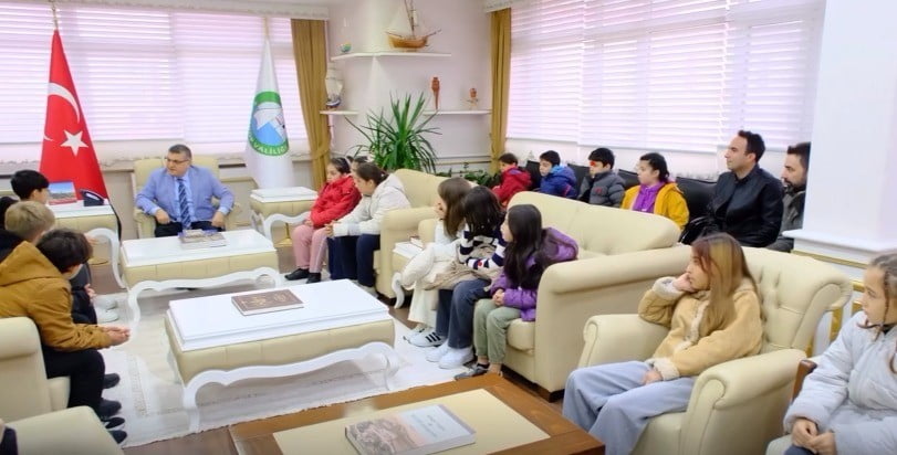 SİNOP VALİLİĞİ’NİN ÖNCÜLÜĞÜNDE YÜRÜTÜLEN PROJE İLE ÖĞRENCİLER, KENT MERKEZİNDEKİ TARİHİ VE...