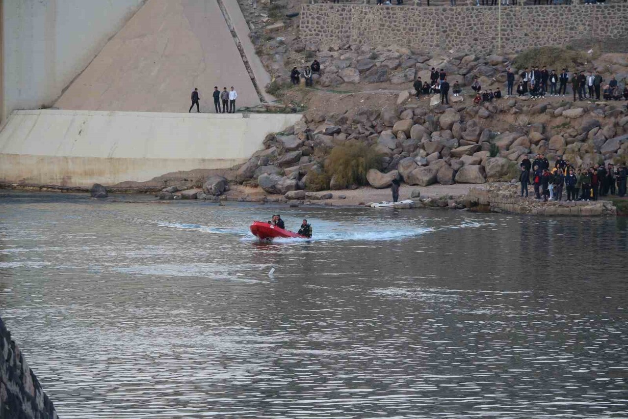 ŞIRNAK'IN CİZRE İLÇESİNDE, DİCLE NEHRİ'NE DÜŞEN TERLİĞİNİ ALMAK İSTERKEN AKINTIDA KAYBOLAN 12...