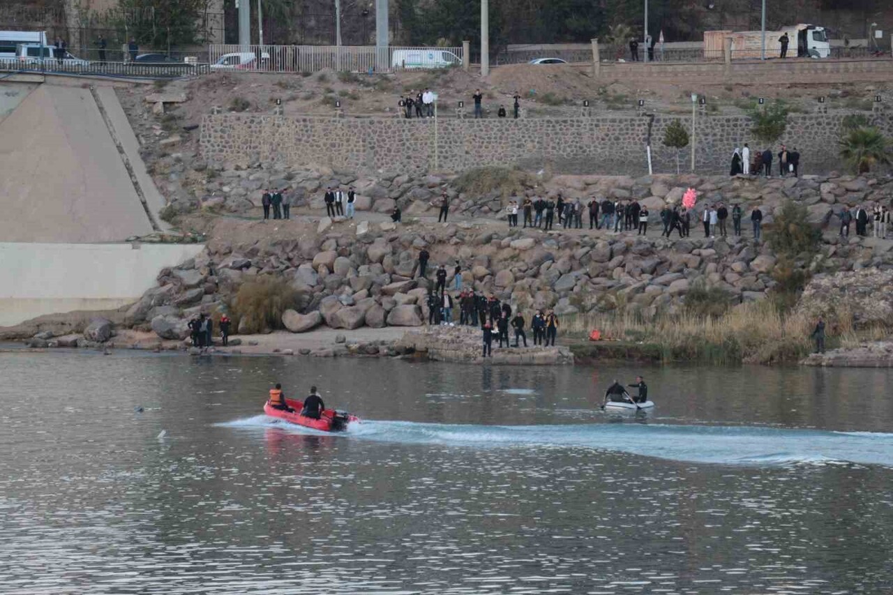ŞIRNAK'IN CİZRE İLÇESİNDE, DİCLE NEHRİ'NE DÜŞEN TERLİĞİNİ ALMAK İSTERKEN AKINTIDA KAYBOLAN 12...