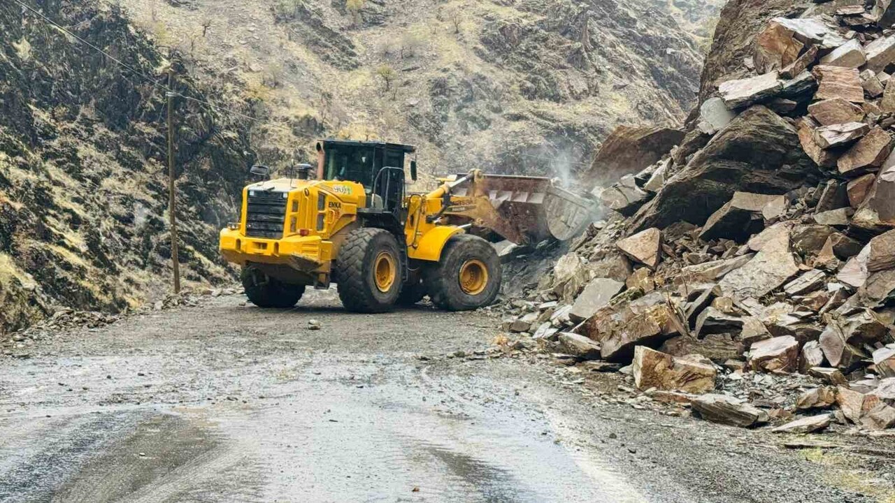ŞIRNAK'TA ETKİLİ OLAN SAĞANAK YAĞIŞLAR NEDENİ İLE KOPAN KAYA PARÇALARI, ŞIRNAK-BEYTÜŞŞEBAP YOLUNU...