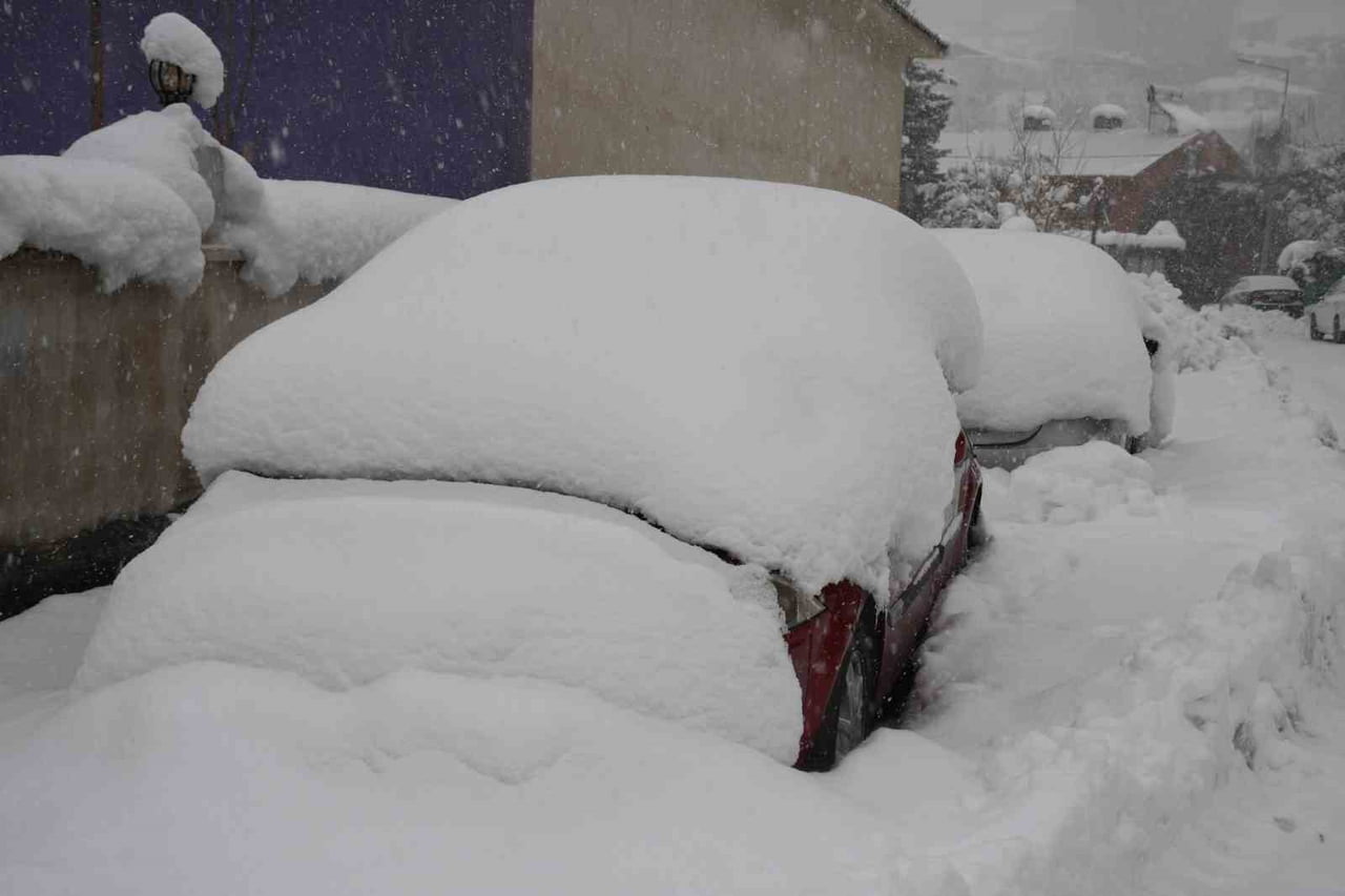 ŞIRNAK'TA KAR YAĞIŞI ETKİSİNİ SÜRDÜRÜYOR. 1 METRE KAR YAĞDI ARAÇLAR KARDA KAYBOLDU.