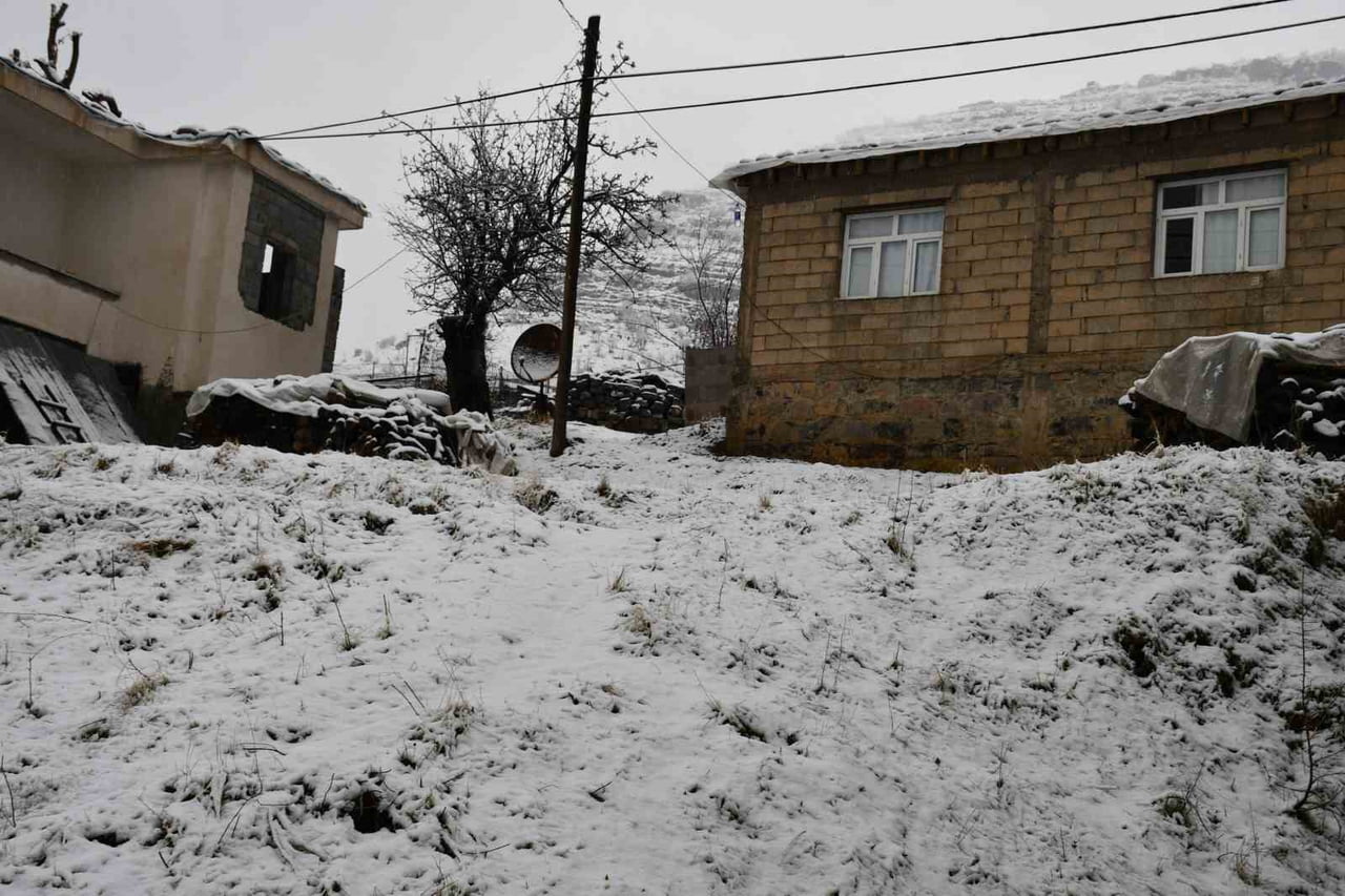 ŞIRNAK'TA KAR YAĞIŞININ ETKİLİ OLMASIYLA BİRLİKTE YÜKSEK KESİMLERDE KALINLIK 1 METREYİ...