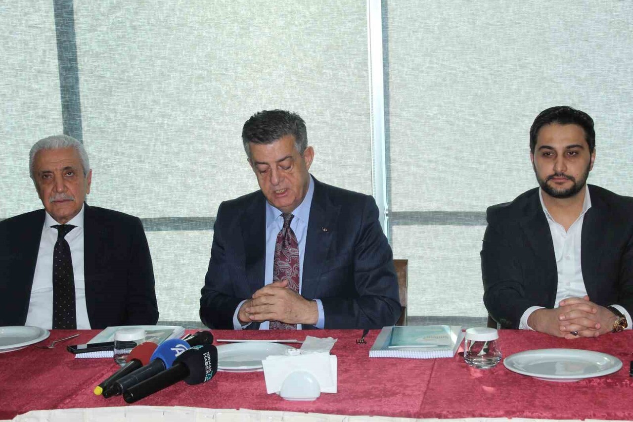 ŞIRNAK BELEDİYE BAŞKANI MEHMET YARKA, BİR OTELDE DÜZENLENEN PROGRAMDA YEREL VE ULUSAL BASIN...