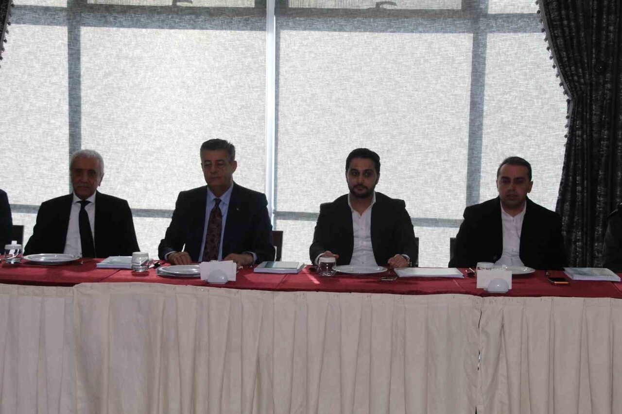 ŞIRNAK BELEDİYE BAŞKANI MEHMET YARKA, BİR OTELDE DÜZENLENEN PROGRAMDA YEREL VE ULUSAL BASIN...