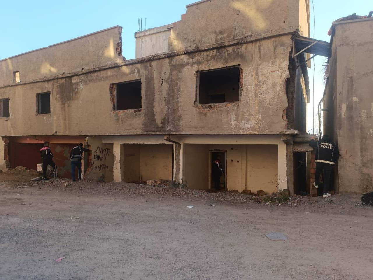 ŞIRNAK İL EMNİYET MÜDÜRLÜĞÜ EKİPLERİNCE, UYUŞTURUCU İLE MÜCADELE KAPSAMINDA KENT GENELİNDE...