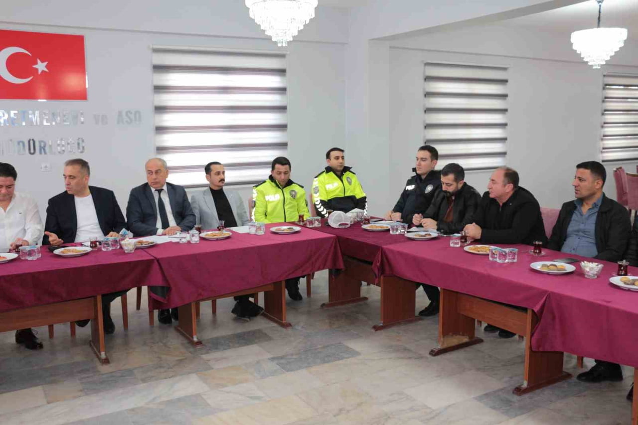 ŞIRNAK İL EMNİYET MÜDÜRÜ VOLKAN SAZAK, MAHALLE MUHTARLARI İLE BİR ARAYA GELİP İLÇENİN GÜVENLİK VE...