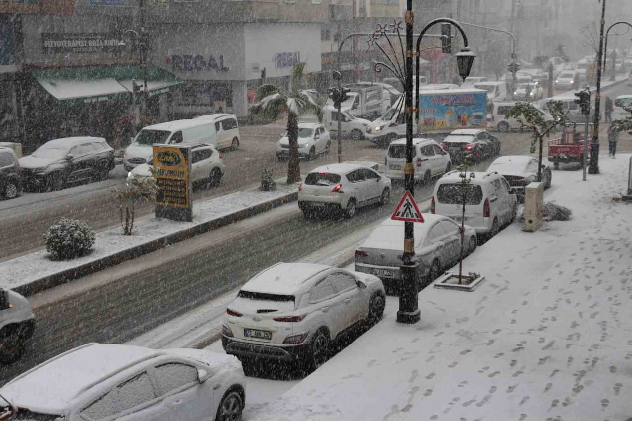 ŞIRNAK’IN CİZRE İLÇESİNDE ALTI YIL ARADAN SONRA YAĞAN KAR, HAVA VE KARA ULAŞIMINI FELÇ...