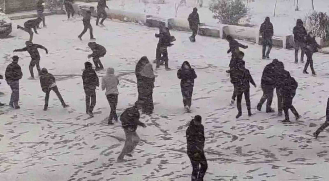 ŞIRNAK KENT MERKEZİNDE İKİ GÜNDÜR ARALIKSIZ ETKİLİ OLAN KAR YAĞIŞI, EN ÇOK ÇOCUKLARI SEVİNDİRDİ....