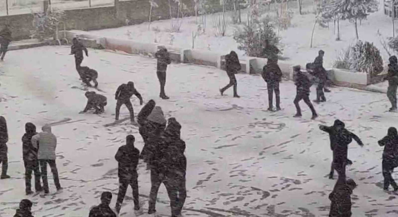 ŞIRNAK KENT MERKEZİNDE İKİ GÜNDÜR ARALIKSIZ ETKİLİ OLAN KAR YAĞIŞI, EN ÇOK ÇOCUKLARI SEVİNDİRDİ....