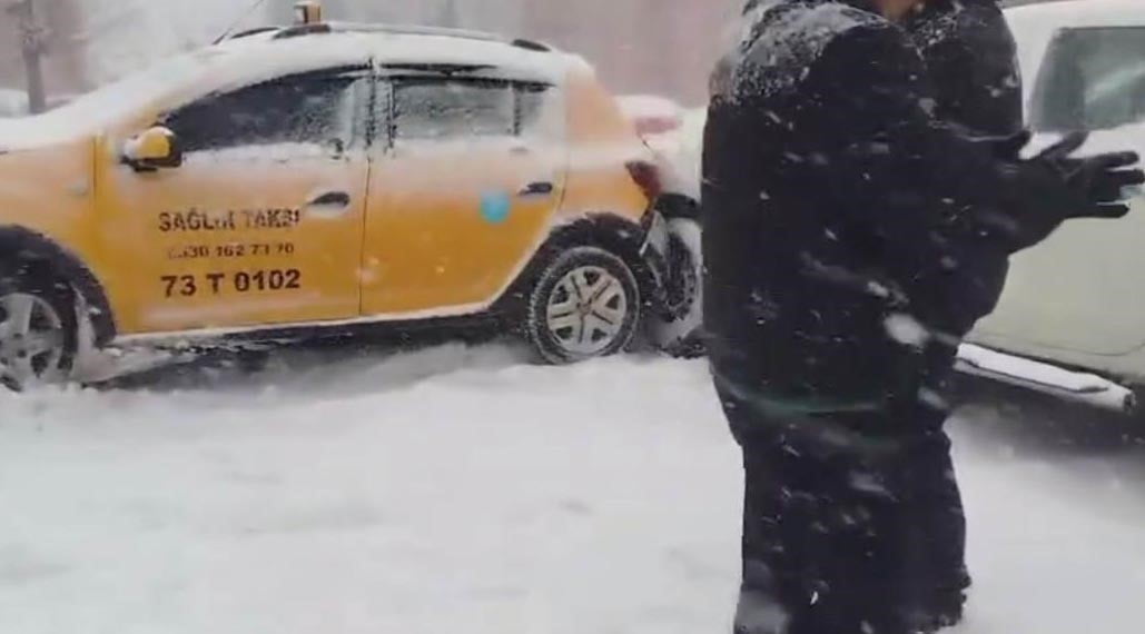 ŞIRNAK MERKEZDE ETKİLİ OLAN YOĞUN KAR YAĞIŞI VE BUZLANMA, GÜNLÜK YAŞAMI OLUMSUZ ETKİLEDİ....