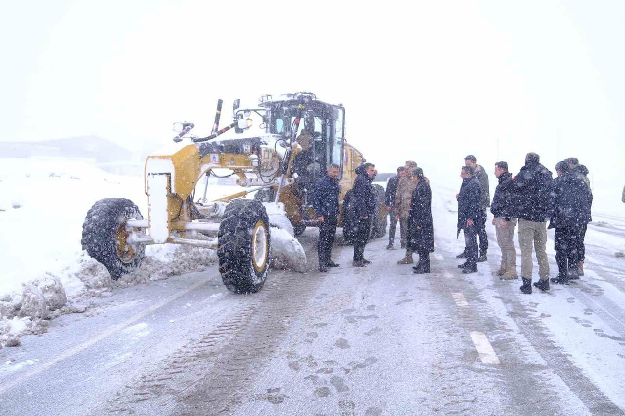 ŞIRNAK’TA ETKİLİ OLAN YOĞUN KAR YAĞIŞI VE OLUMSUZ HAVA KOŞULLARI NEDENİYLE VALİLİK KOORDİNESİNDE...