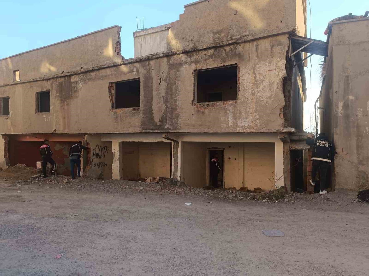 ŞIRNAK’TA GERÇEKLEŞTİRİLEN NARKO-ALAN UYGULAMALARI KAPSAMINDA, GENÇLERİ VE ÇOCUKLARI UYUŞTURUCU...