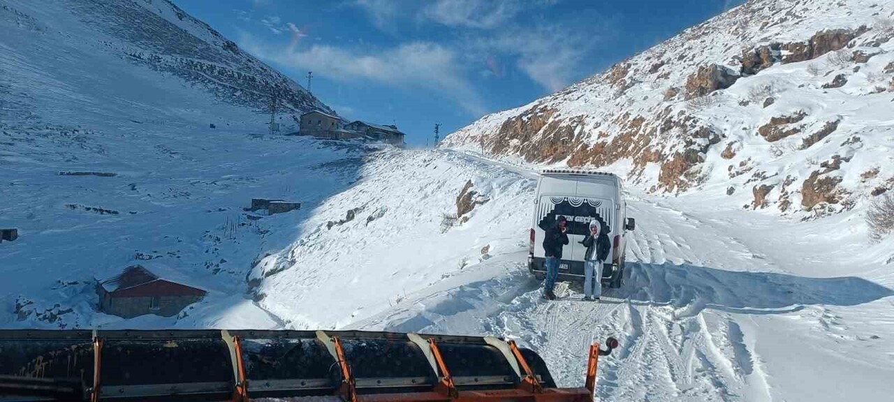 ŞIRNAK’TA KAR YAĞIŞI SONRASI YOLDA KALAN VATANDAŞLAR EKİPLER TARAFINDAN KURTARILDI. KARA SAPLANAN...