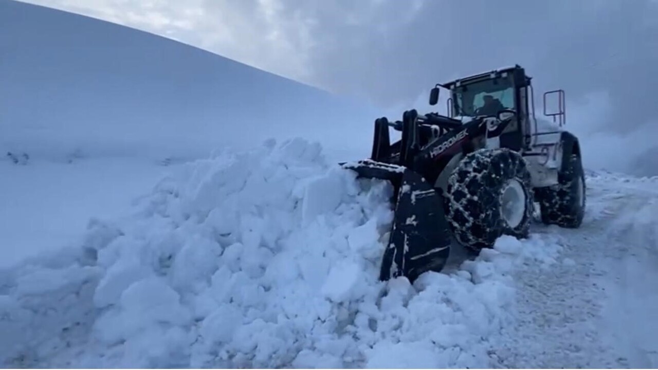 ŞIRNAK’TA KIŞ ETKİSİNİ TAM ANLAMIYLA HİSSETTİRDİ.KAR KALINLIĞI NEDENİYLE TÜNELLER AÇILARAK YOL...