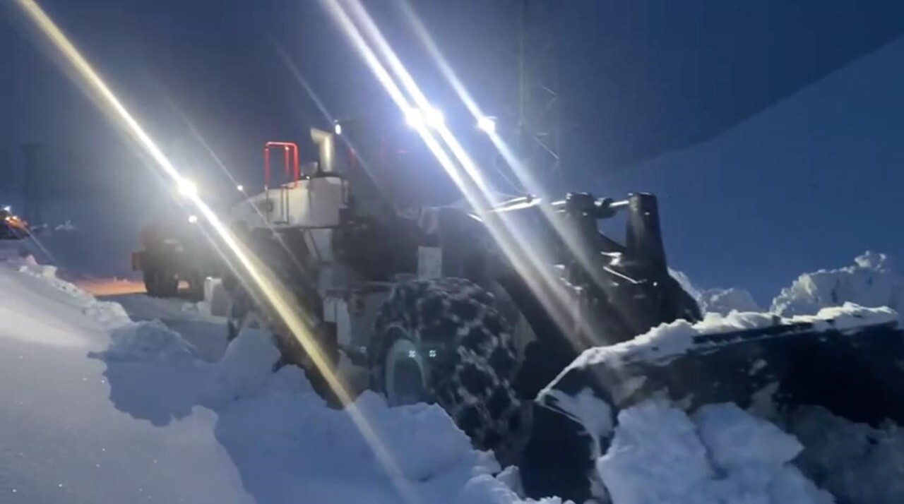 ŞIRNAK’TA KIŞ ETKİSİNİ TAM ANLAMIYLA HİSSETTİRDİ.KAR KALINLIĞI NEDENİYLE TÜNELLER AÇILARAK YOL...