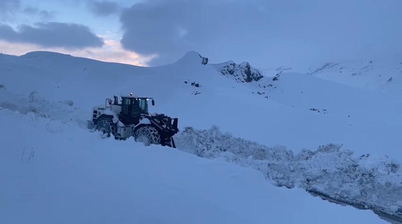 ŞIRNAK’TA KIŞ SERT GEÇİYOR. KAR KALINLIĞI BAZI BÖLGELERDE 1 METREYİ GEÇİYOR. EKİPLER YOLLARI AÇMAK...
