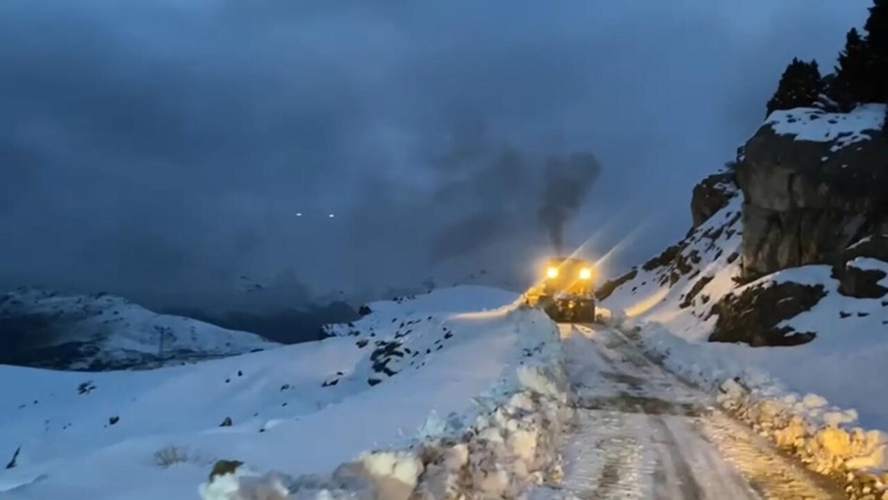 ŞIRNAK’TA KIŞ SERT GEÇİYOR. KAR KALINLIĞI BAZI BÖLGELERDE 1 METREYİ GEÇİYOR. EKİPLER YOLLARI AÇMAK...