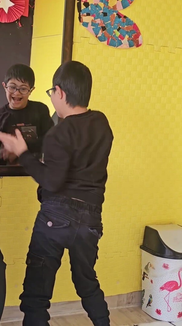 ŞIRNAK’TA ÖZEL REHABİLİTASYON MERKEZİNDE EĞİTİM GÖREN DOWN SENDROMLU KÜÇÜK DEVRAN BARTAN, NEŞESİ...