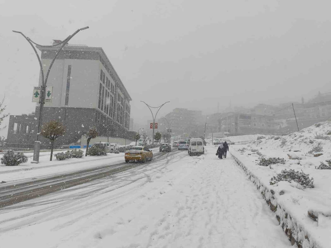ŞIRNAK’TA YOĞUN KAR YAĞIŞI VE BUZLANMA NEDENİYLE BAZI İLÇE VE OKUL TÜRLERİNDE EĞİTİME ARA VERİLDİ....