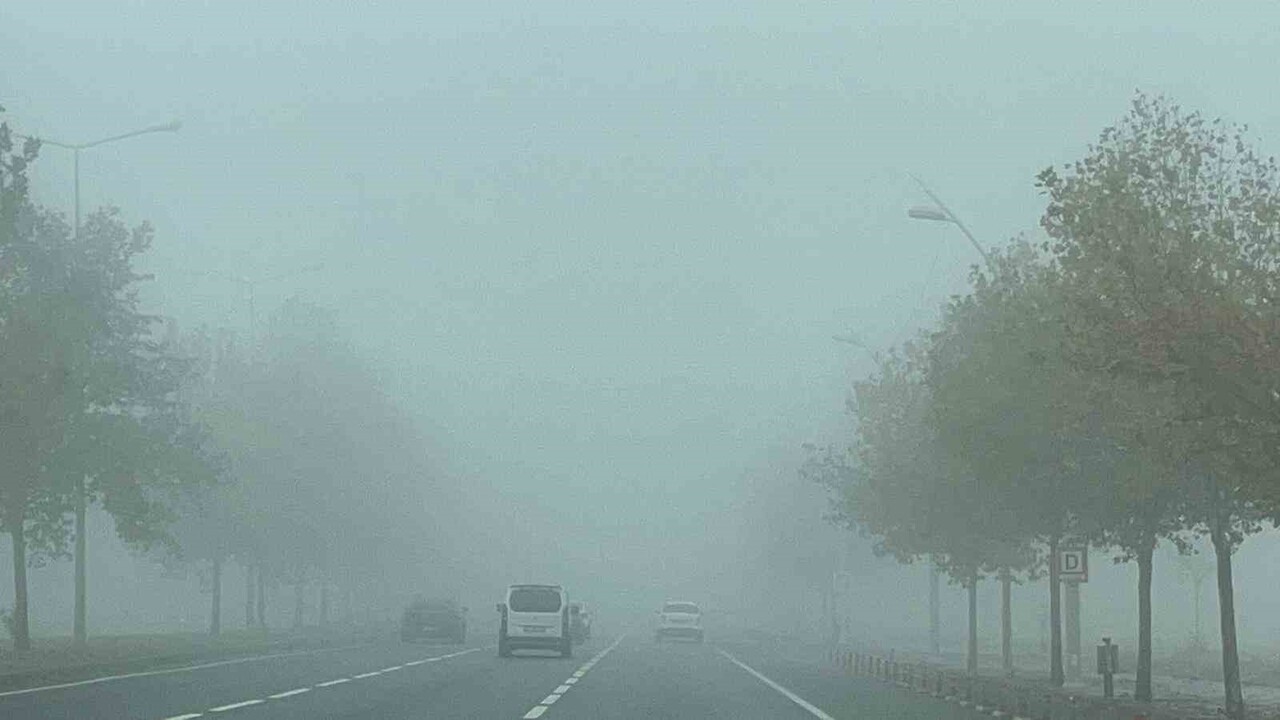 SİS NEDENİ İLE GÖRÜŞ MESAFESİ 10 METREYE KADAR DÜŞERKEN ARAÇ SÜRÜCÜLERİ HIZLARINI DÜŞÜRÜP...