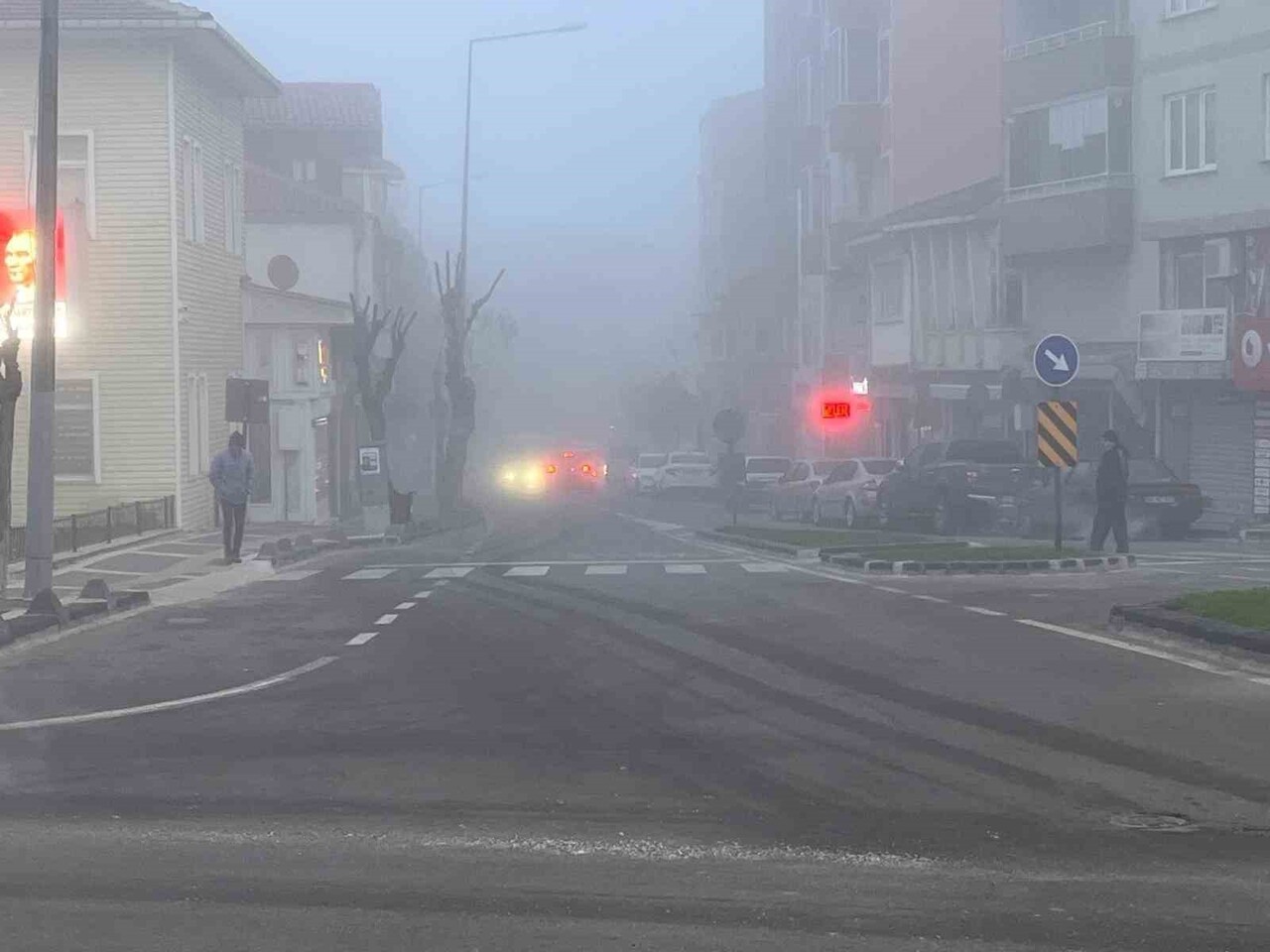 SİS NEDENİYLE TRAFİKTE AKSAMALAR YAŞANIRKEN, HAYRABOLU İLÇE EMNİYET MÜDÜRLÜĞÜ EKİPLERİ SÜRÜCÜLERE...