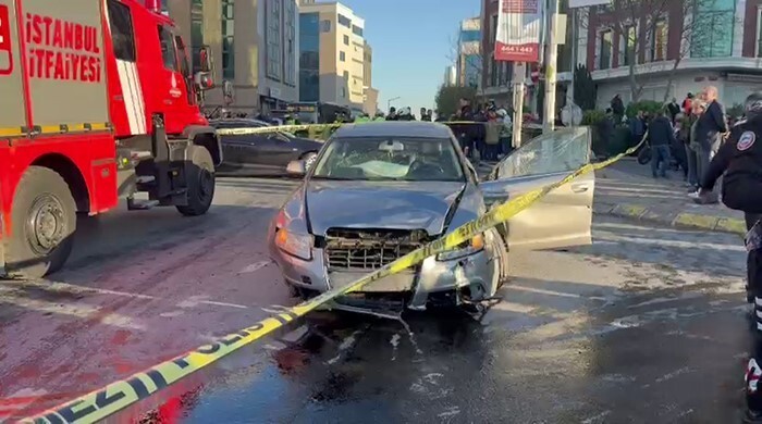 ŞİŞLİ'DE BİR ARAÇ, KALDIRIMDA YÜRÜYEN VATANDAŞLARIN ARASINA DALDI.