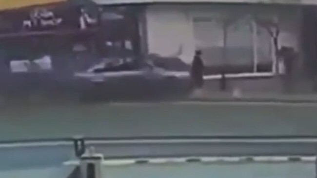 ŞİŞLİ'DE TERS YÖNE GİREN OTOMOBİLİN YAYALARA ÇARPMASI SONUCU 2 KİŞİNİN HAYATINI KAYBETTİĞİ, 5...