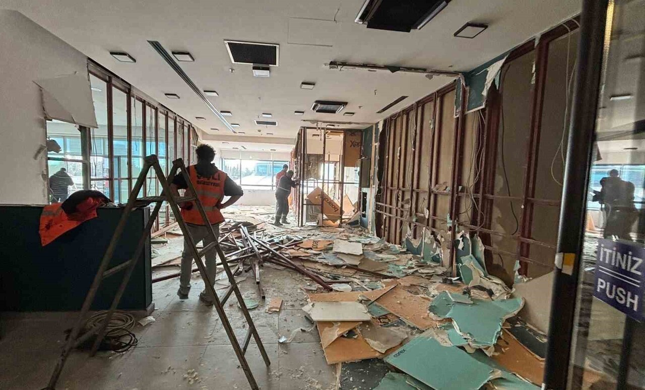 ŞİŞLİ’DE BİR AVM’DE FAALİYET GÖSTEREN BAZI İŞLETMELERİN İZİNSİZ VE RUHSATA AYKIRI ŞEKİLDE YAPILAN...