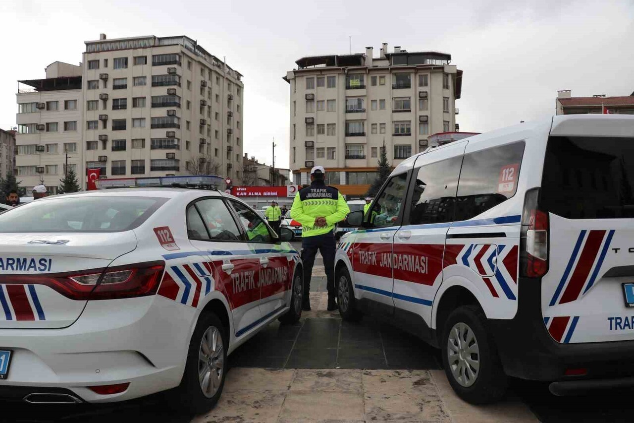 SİVAS'TA EMNİYET VE JANDARMAYA GÖREV KAPASİTESİNİ ARTIRACAK YENİ HİZMET ARAÇLARI TAHSİS...