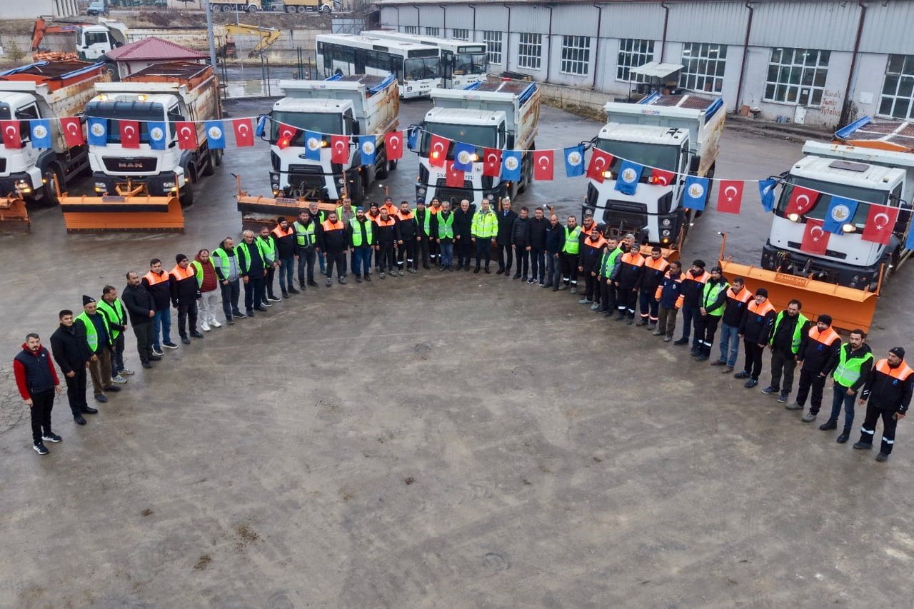 SİVAS BELEDİYESİ, KIŞ AYLARINDA ULAŞIMIN AKSAMAMASI VE VATANDAŞLARIN GÜVENLİ SEYAHAT EDEBİLMESİ...