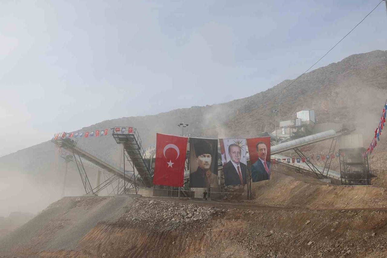 SİVAS BELEDİYESİ TARAFINDAN YAPILAN KENTİN EN BÜYÜK TAŞ KIRMA VE ELEME TESİSİ HİZMETE AÇILDI....