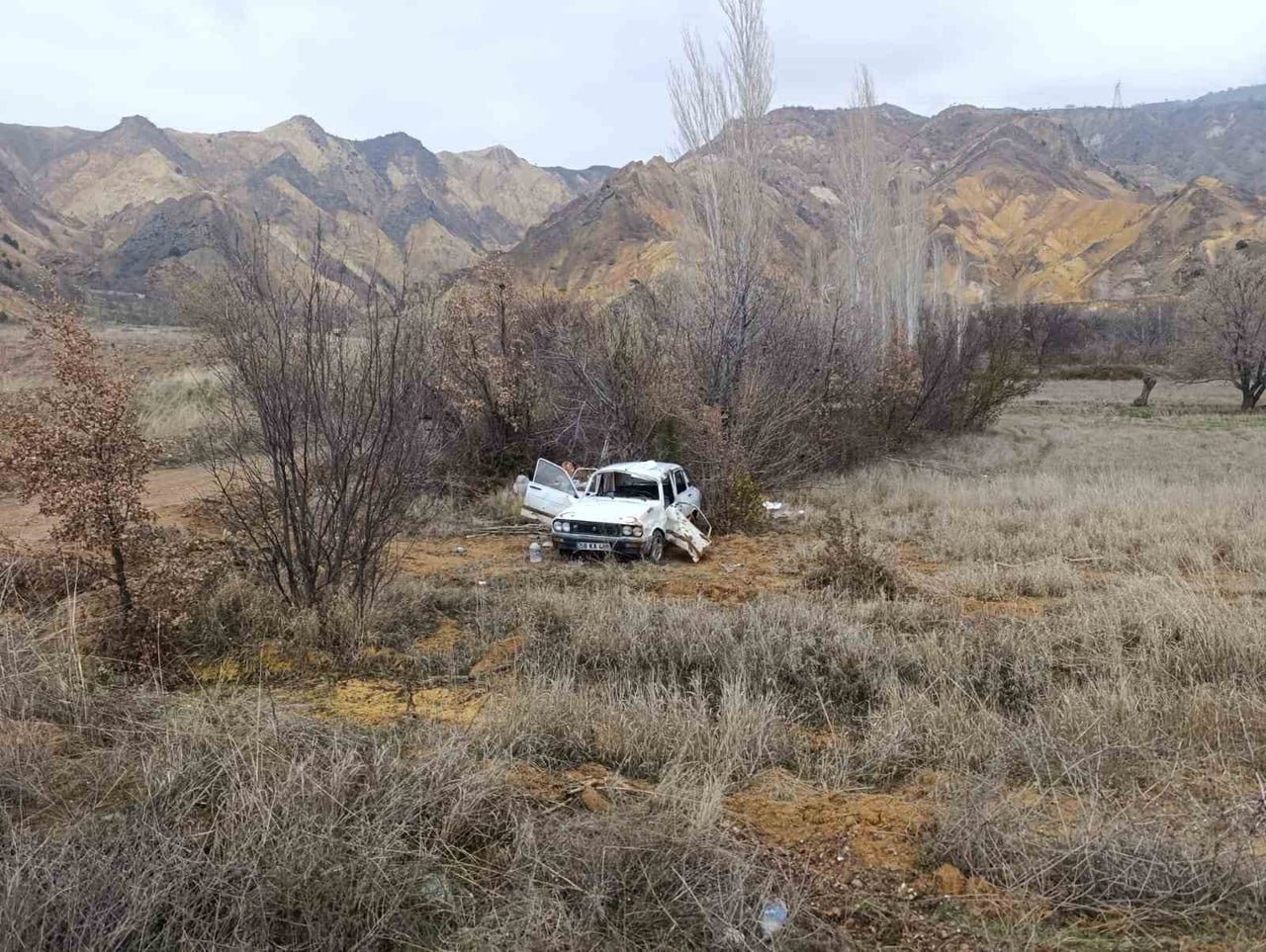 SİVAS’IN SUŞEHRİ İLÇESİNDE OTOMOBİLİN ŞARAMPOLE DEVRİLMESİ SONUCU MEYDANA GELEN TRAFİK KAZASINDA...