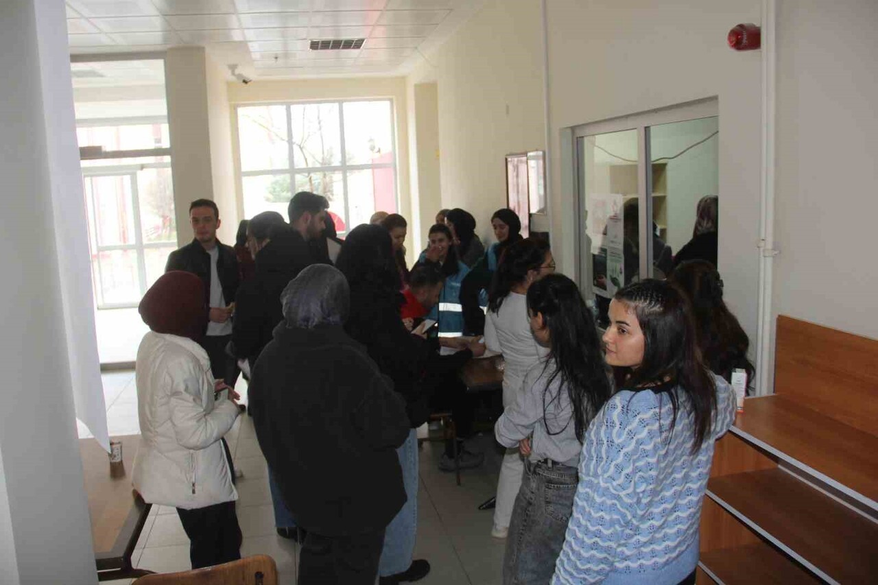 SİVAS’IN ZARA İLÇESİNDE “BİRBİRİMİZE CANDAN BAĞLIYIZ” KAMPANYASI KAPSAMINDA ÜNİVERSİTE ÖĞRENCİLERİ...