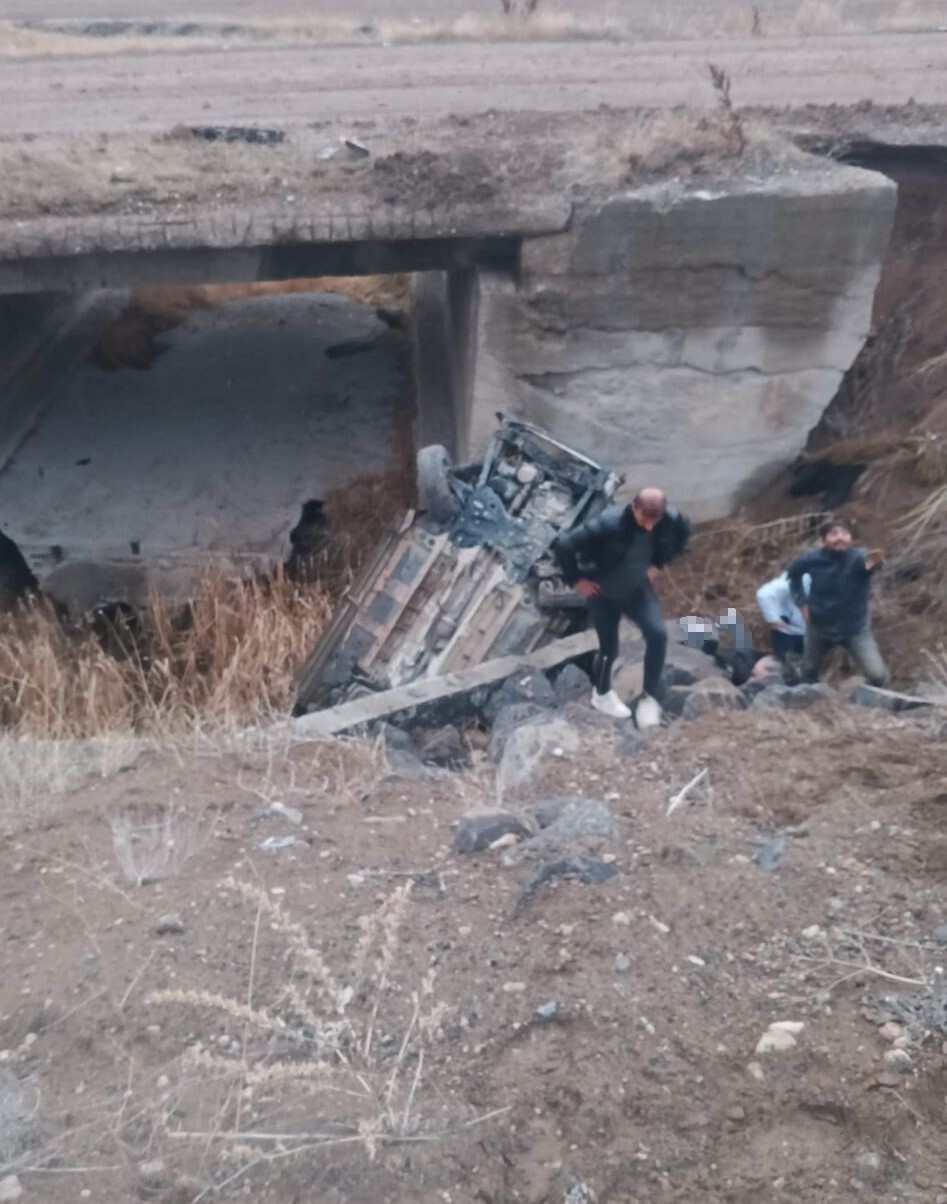 SİVAS–MALATYA KARAYOLUNDA KONTROLDEN ÇIKAN ARAÇ KÖPRÜ ALTINA DÜŞMESİ SONUCU MEYDANA GELEN KAZADA 1...