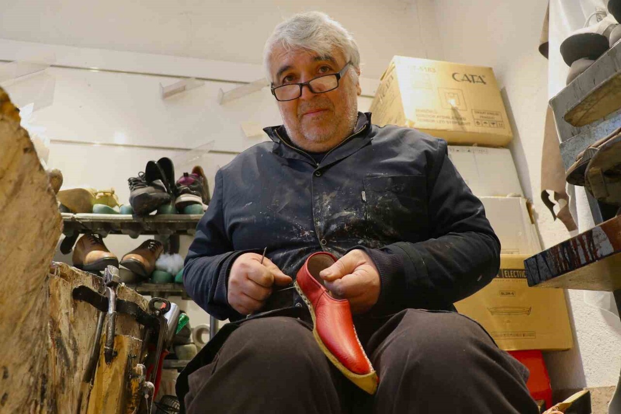SİVAS’TA 38 YILDIR YEMENİ ÜRETEN ZAFER KITLIK, YOK OLMAYA YÜZ TUTAN GELENEKSEL AYAKKABI KÜLTÜRÜNÜ...