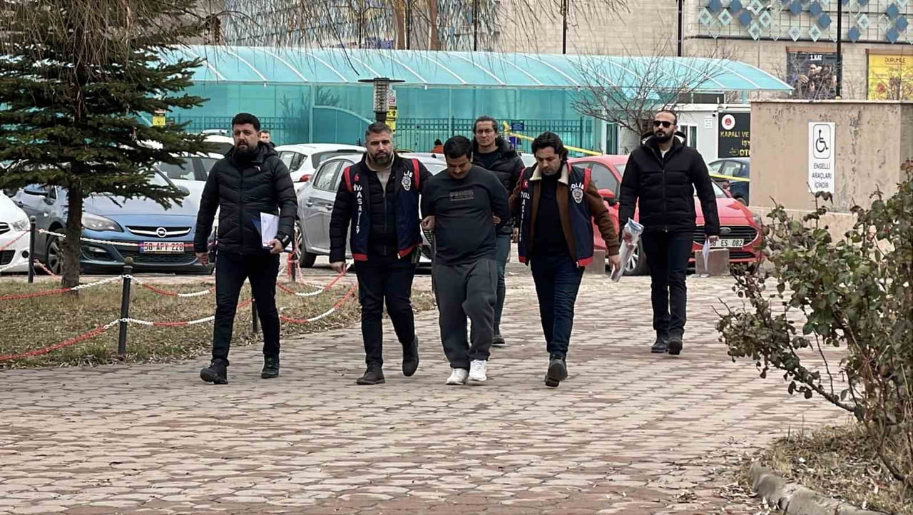 SİVAS’TA AĞABEYİNİ GÖĞSÜNDEN BIÇAKLAYARAK ÖLDÜREN CİNAYET ZANLISI EMNİYETTEKİ İŞLEMLERİNİN...