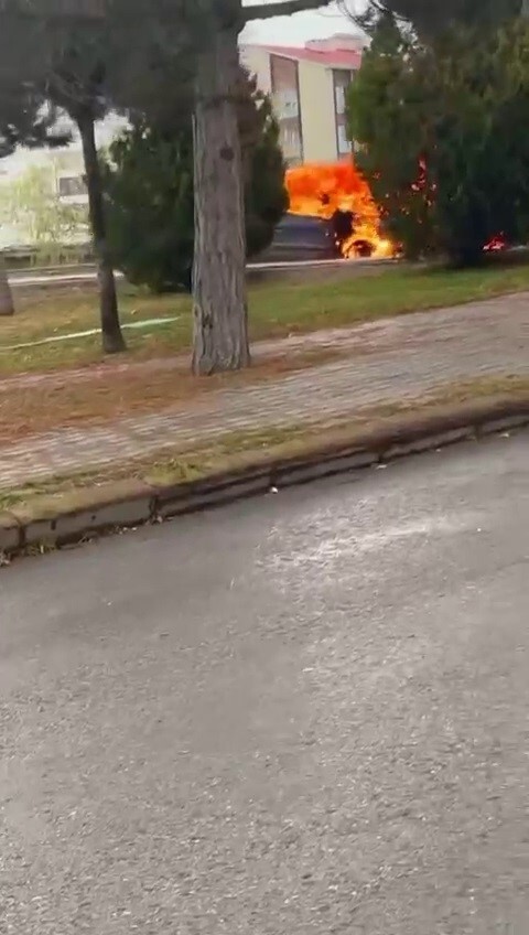 SİVAS’TA BİR ARACIN MOTOR KISMINDAN ÇIKAN YANGIN, ARACI ADETA ALEV TOPUNA ÇEVİRDİ. YANGINDA ARAÇ...