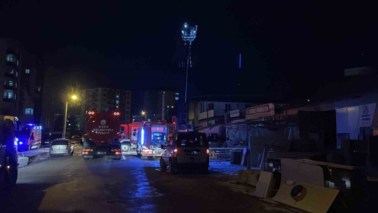 SİVAS’TA BİR MOBİLYA İMALATHANESİNDE ÇIKAN YANGIN, PANİĞE NEDEN OLDU. İTFAİYE EKİPLERİNİN KISA...